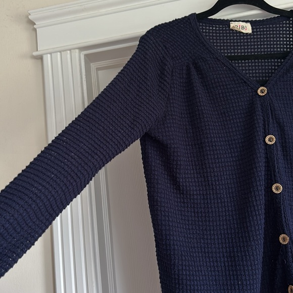 Bibi open work top with vneck and long sleeves. Button are fixed - Picture 5 of 11